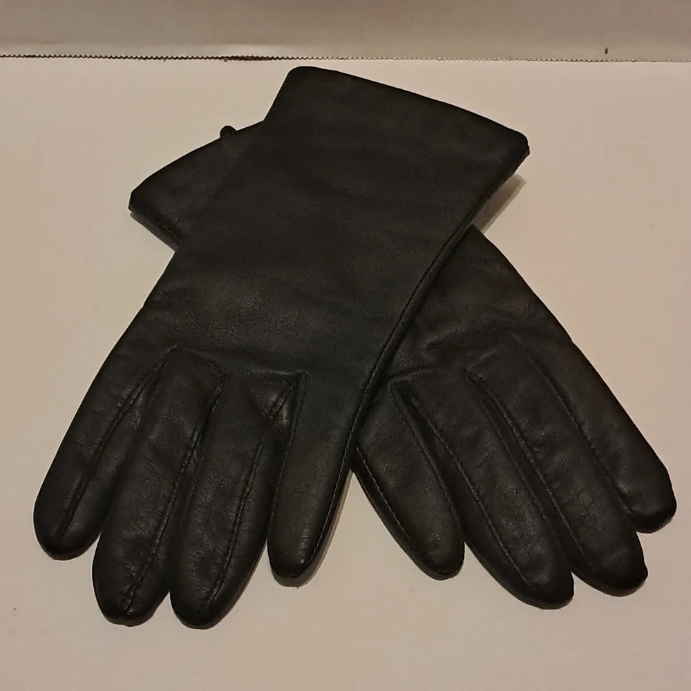 Womwn Black Leather Gloves Size M Outdoor Classic Fitted Warm Preowned